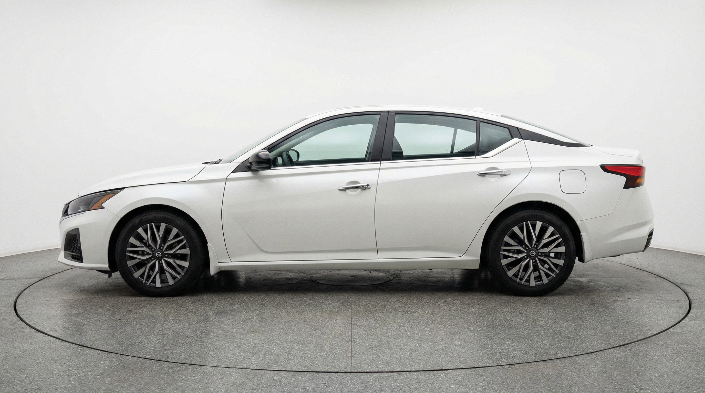 Used 2025 Nissan Altima 2.5 SV image 5