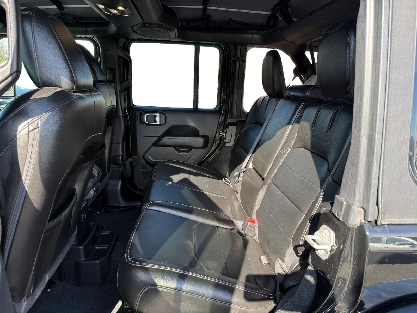 Used 2022 Jeep Wrangler Unlimited Sahara AWD/4WD image 16