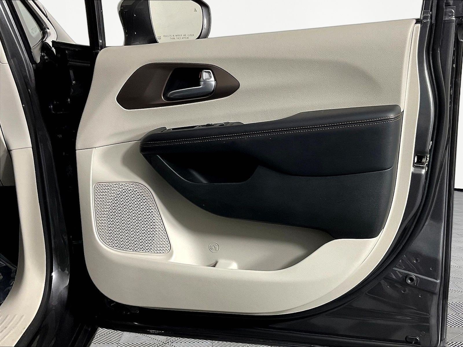 Used 2018 Chrysler Pacifica Touring-L Plus FWD image 28