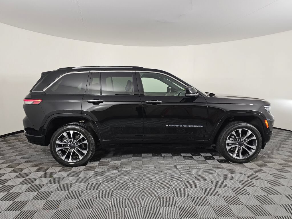 Used 2022 Jeep Grand Cherokee Overland AWD/4WD image 2