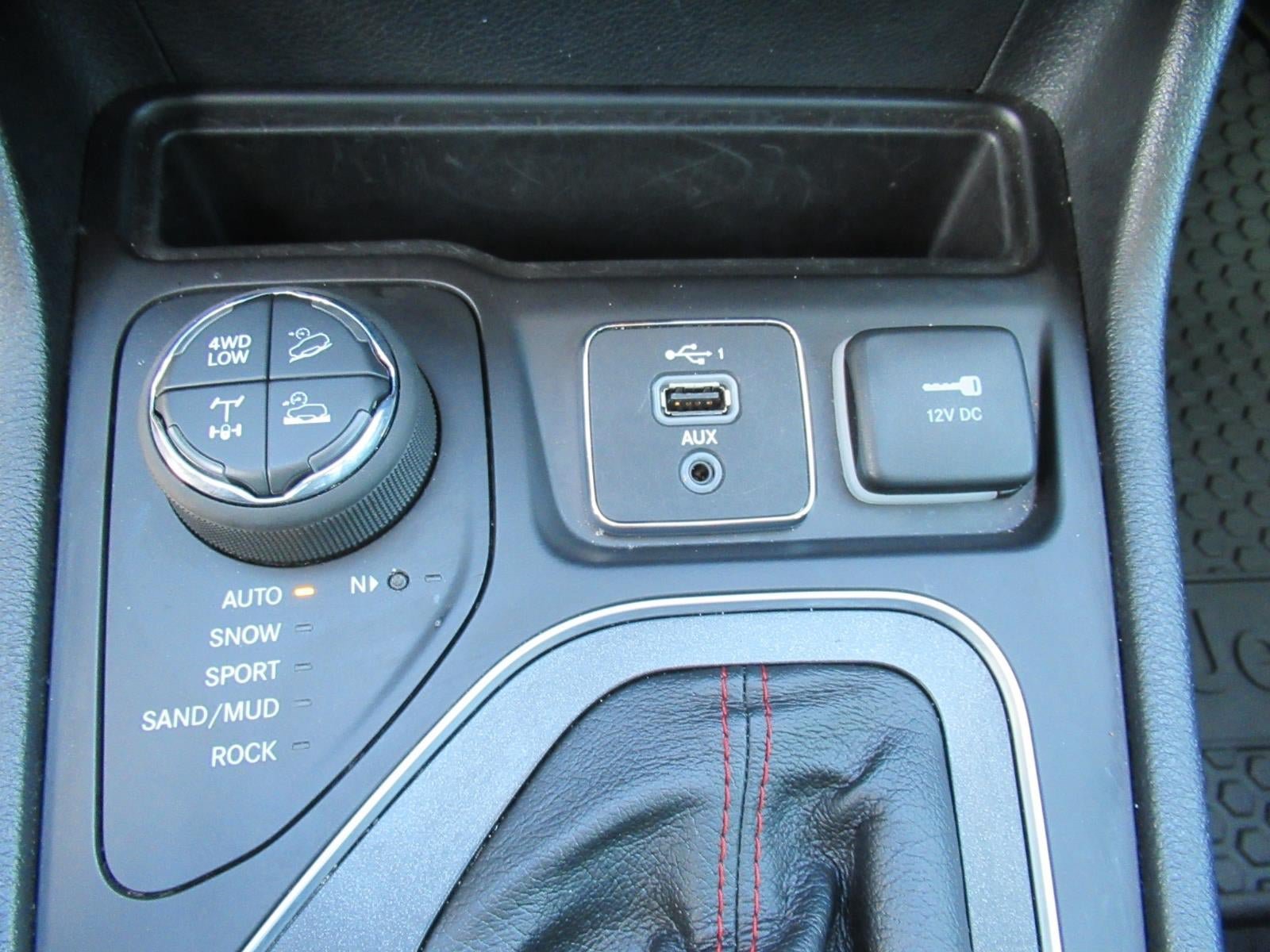 Used 2022 Jeep Cherokee Trailhawk w/ Premium Leather Package AWD/4WD image 25
