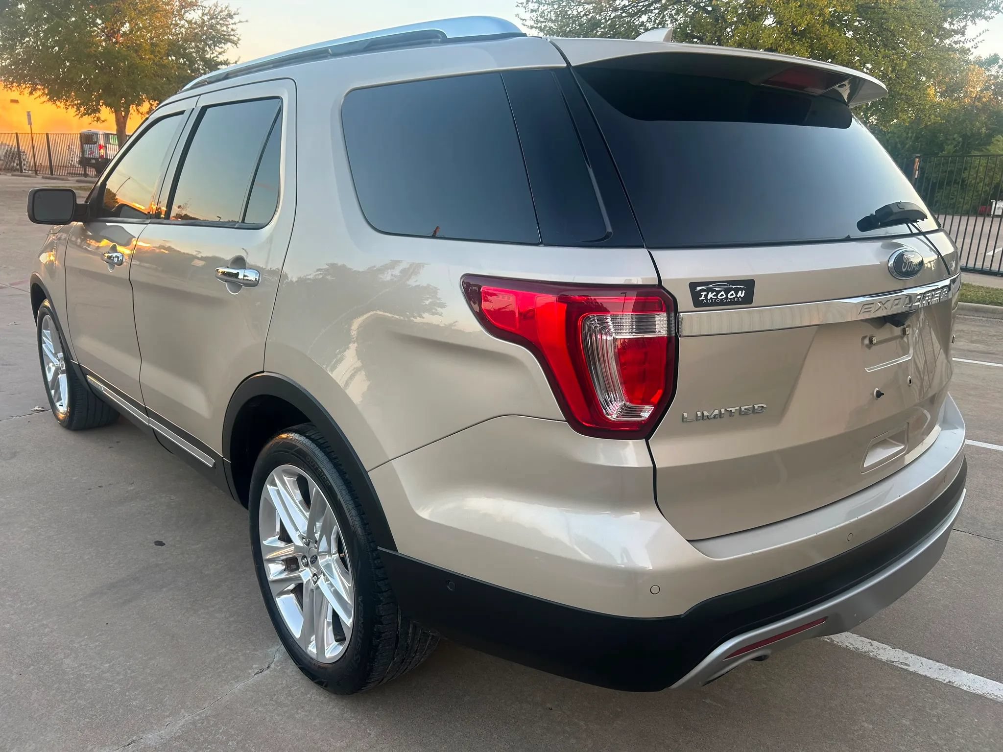 Used 2017 Ford Explorer Limited w/ Equipment Group 301A FWD image 7