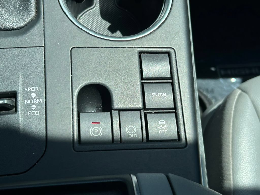 Used 2023 Toyota Highlander XLE FWD image 31