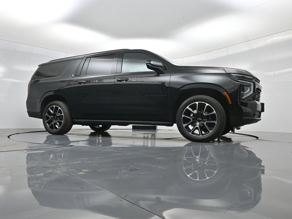 Used 2025 Chevrolet Suburban RST image 2