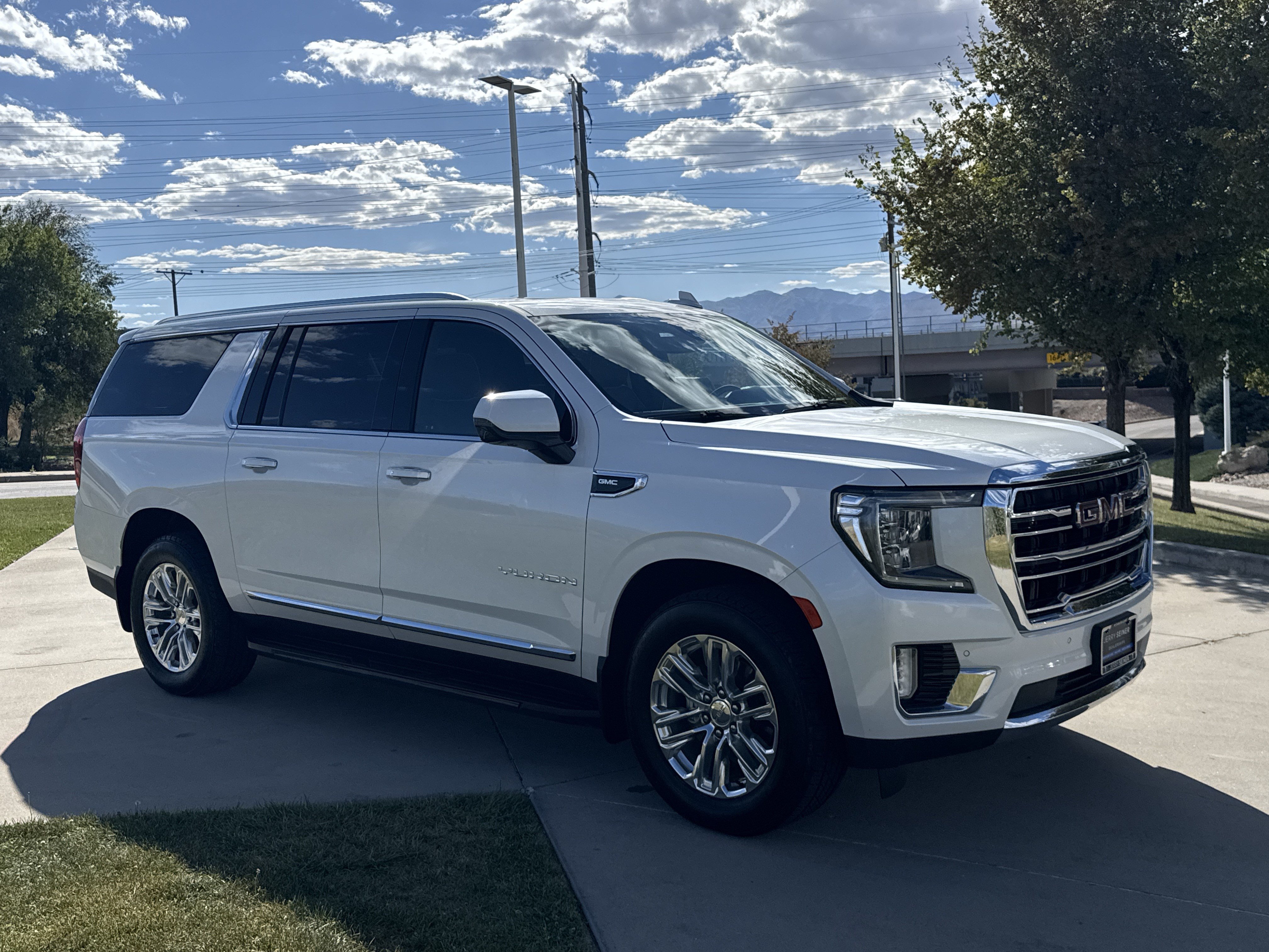 Used 2021 GMC Yukon XL SLT w/ SLT Luxury Plus Package AWD/4WD image 7