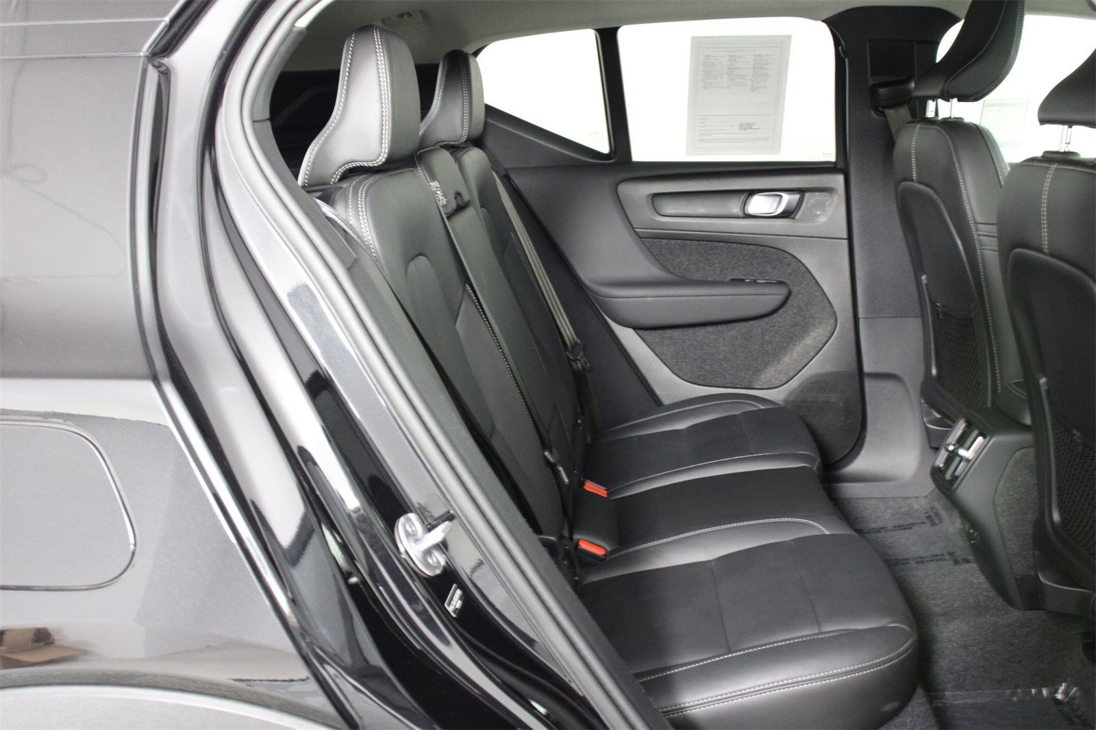 Certified 2025 Volvo XC40 B5 Core image 30