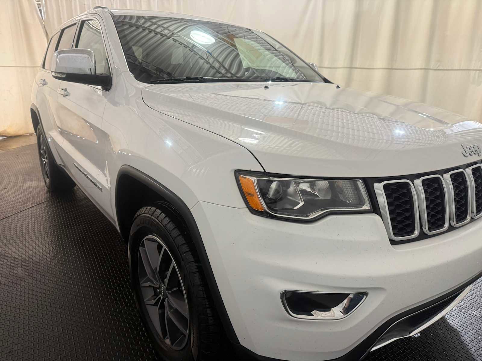 Used 2018 Jeep Grand Cherokee Limited AWD/4WD image 10