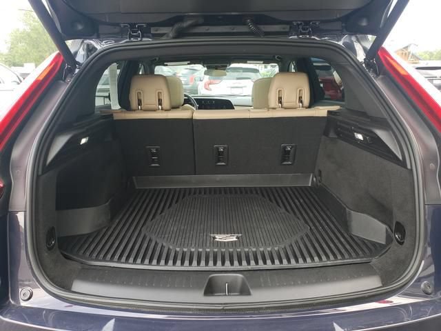 Used 2024 Cadillac XT4 Luxury w/ Cold Weather Package AWD/4WD image 5