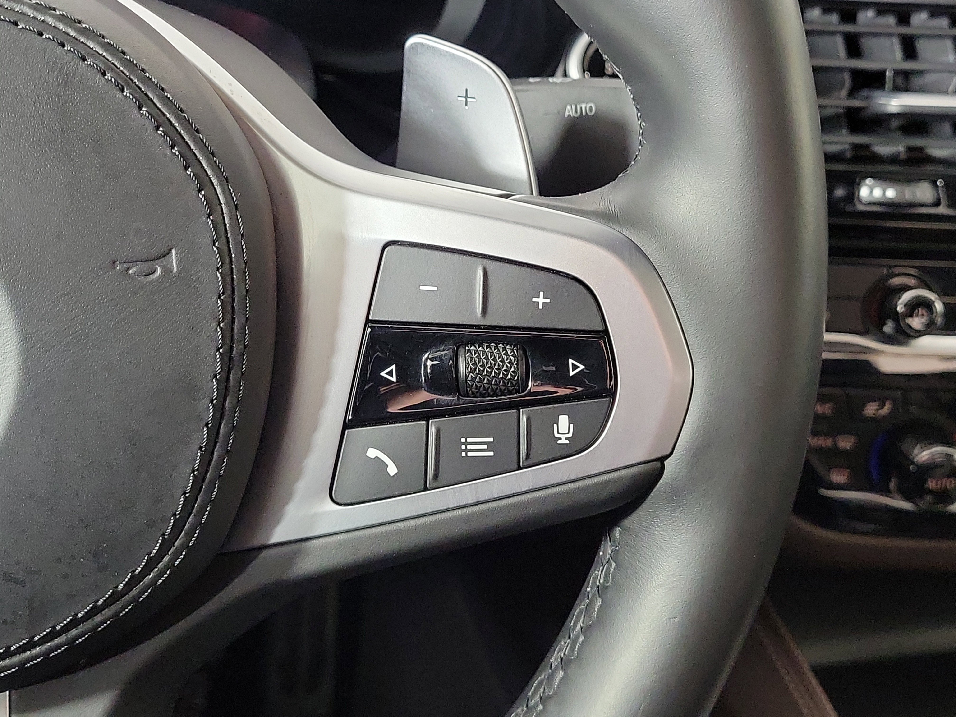 Used 2022 BMW M550i xDrive w/ Dynamic Handling Package image 14