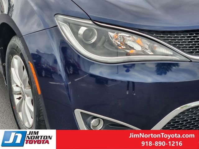 Used 2018 Chrysler Pacifica Touring-L image 9