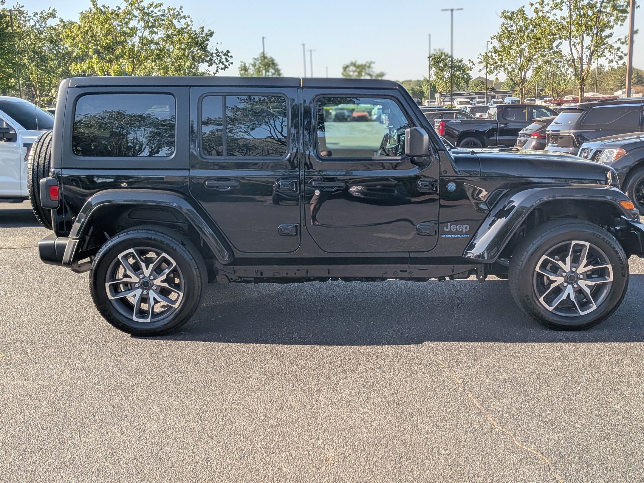 Used 2024 Jeep Wrangler Unlimited w/ Convenience Group AWD/4WD image 10