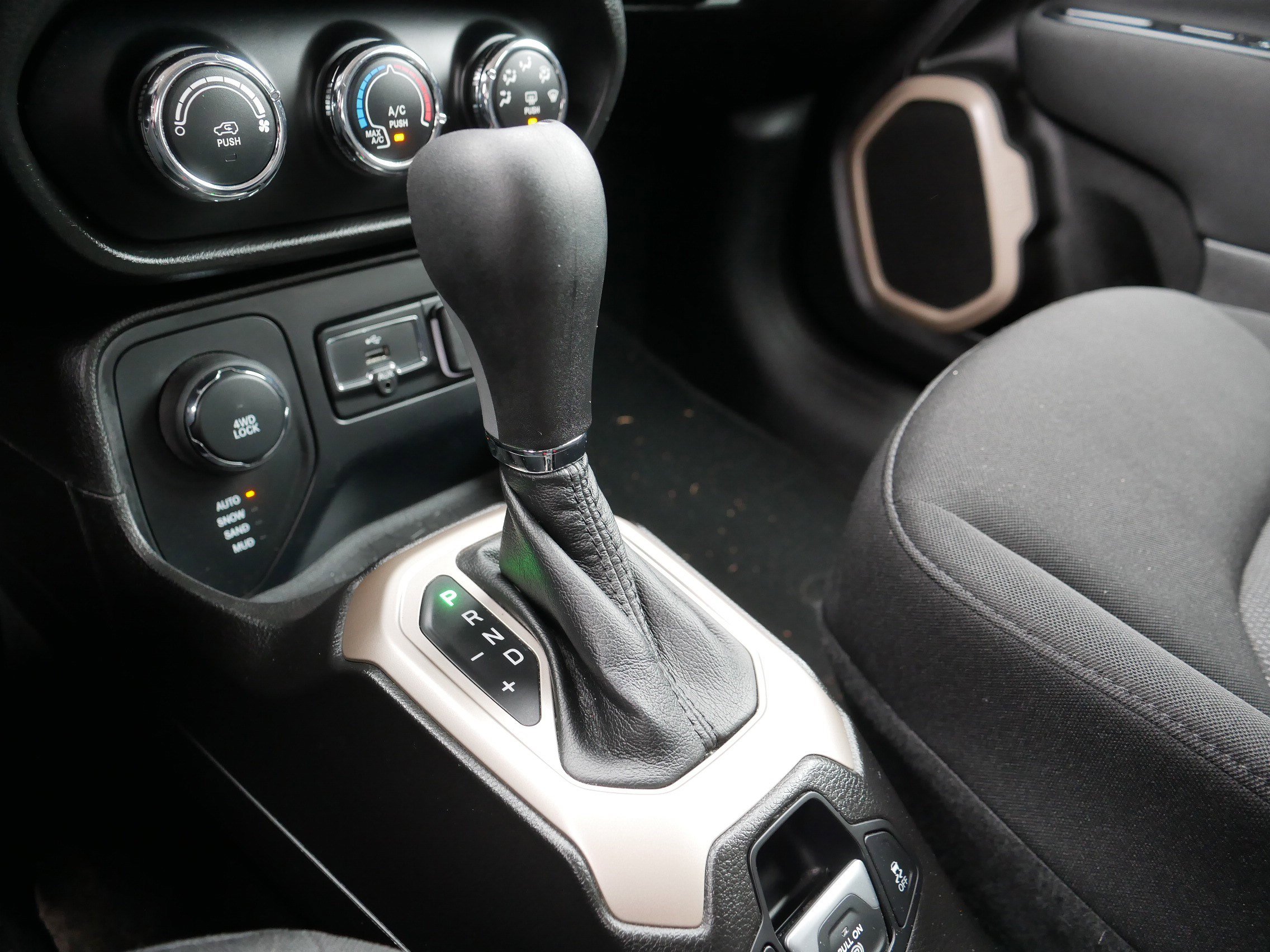 Used 2017 Jeep Renegade Latitude w/ Cold Weather Group image 24