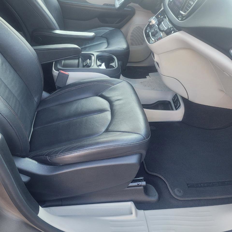 Used 2017 Chrysler Pacifica Touring-L w/ Tire & Wheel Group image 27