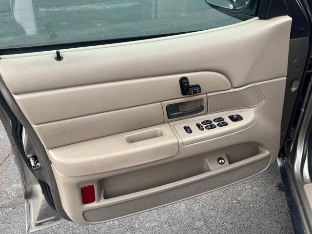Used 2005 Ford Crown Victoria image 13