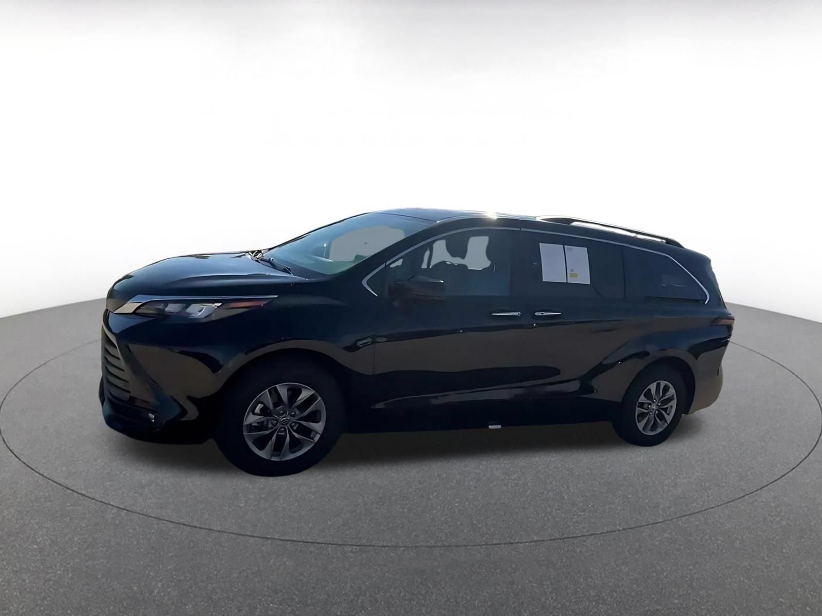 Used 2025 Toyota Sienna XLE FWD image 7