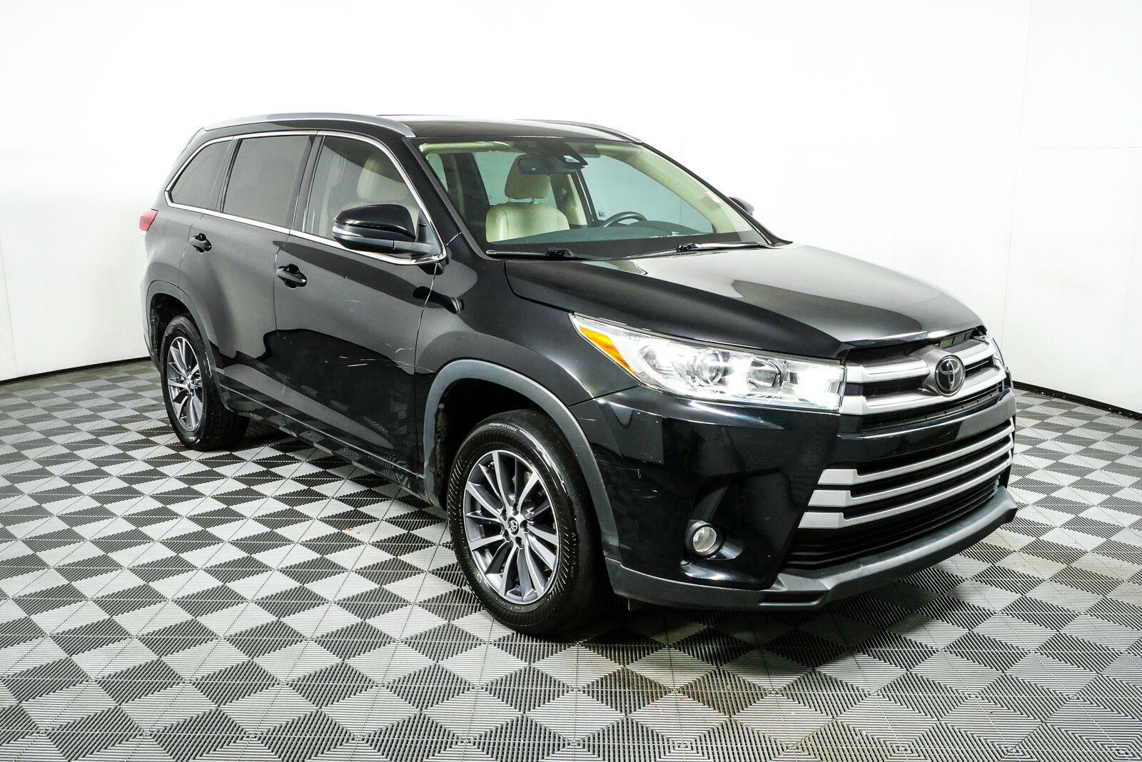 Used 2018 Toyota Highlander XLE FWD image 1