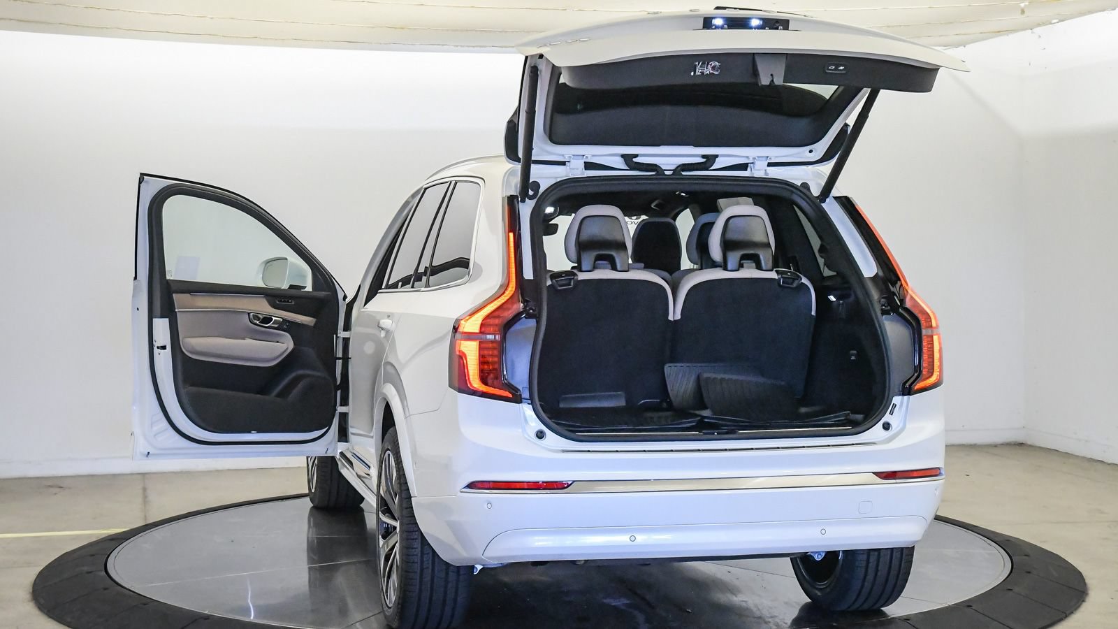 Used 2026 Volvo XC90 B6 Plus w/ Protection Package Premier AWD/4WD image 28