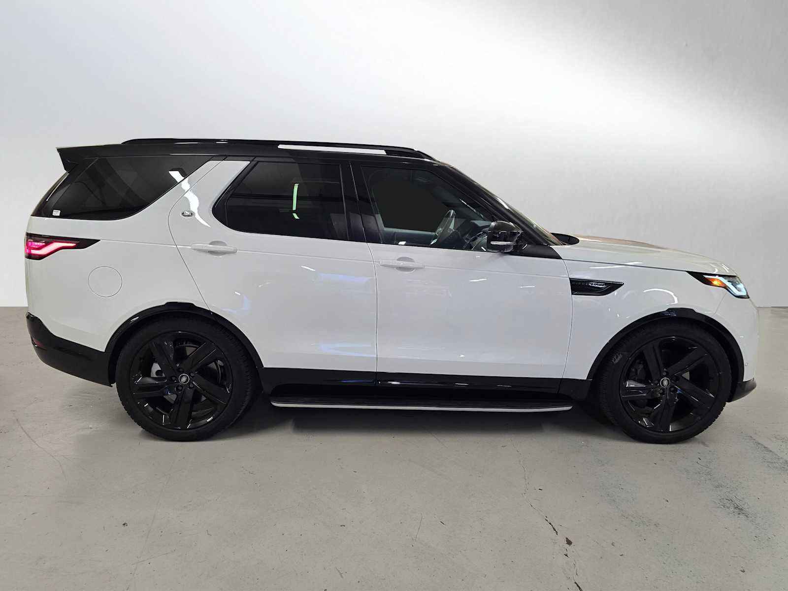 Used 2025 Land Rover Discovery Dynamic SE image 6