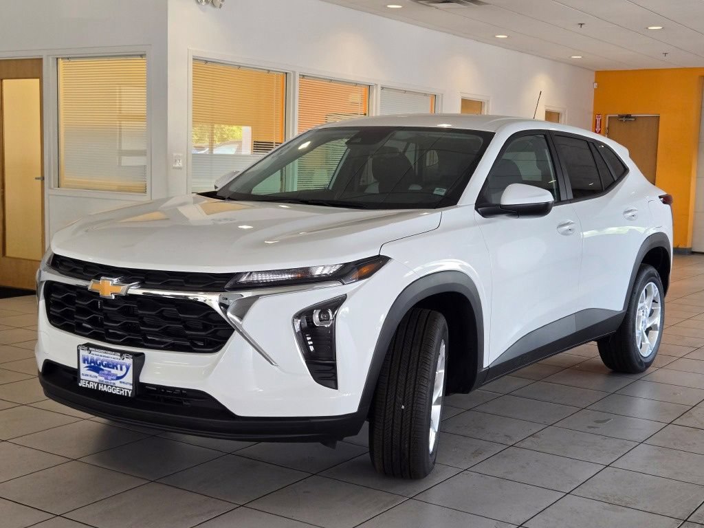 New 2026 Chevrolet Trax LS w/ LS Convenience Package FWD image 3