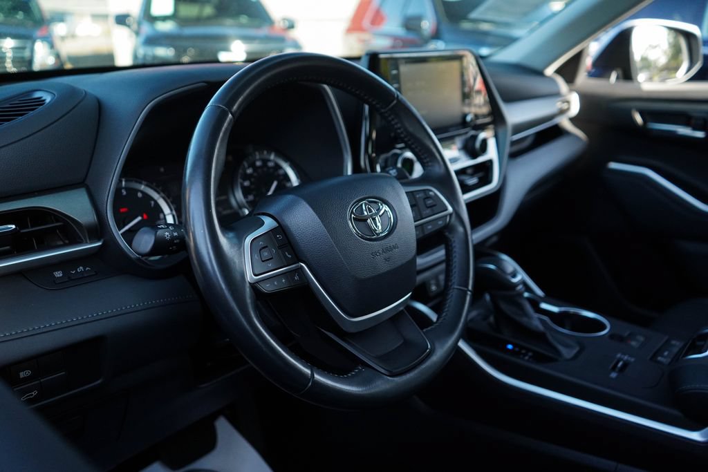 Used 2022 Toyota Highlander XLE FWD image 5