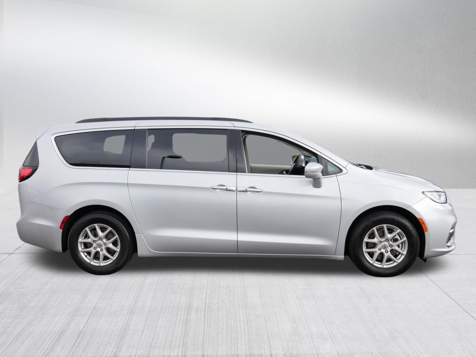 Used 2022 Chrysler Pacifica Touring-L FWD image 8