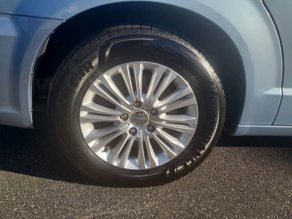 Used 2013 Chrysler Town & Country Limited w/ Luxury Group image 5