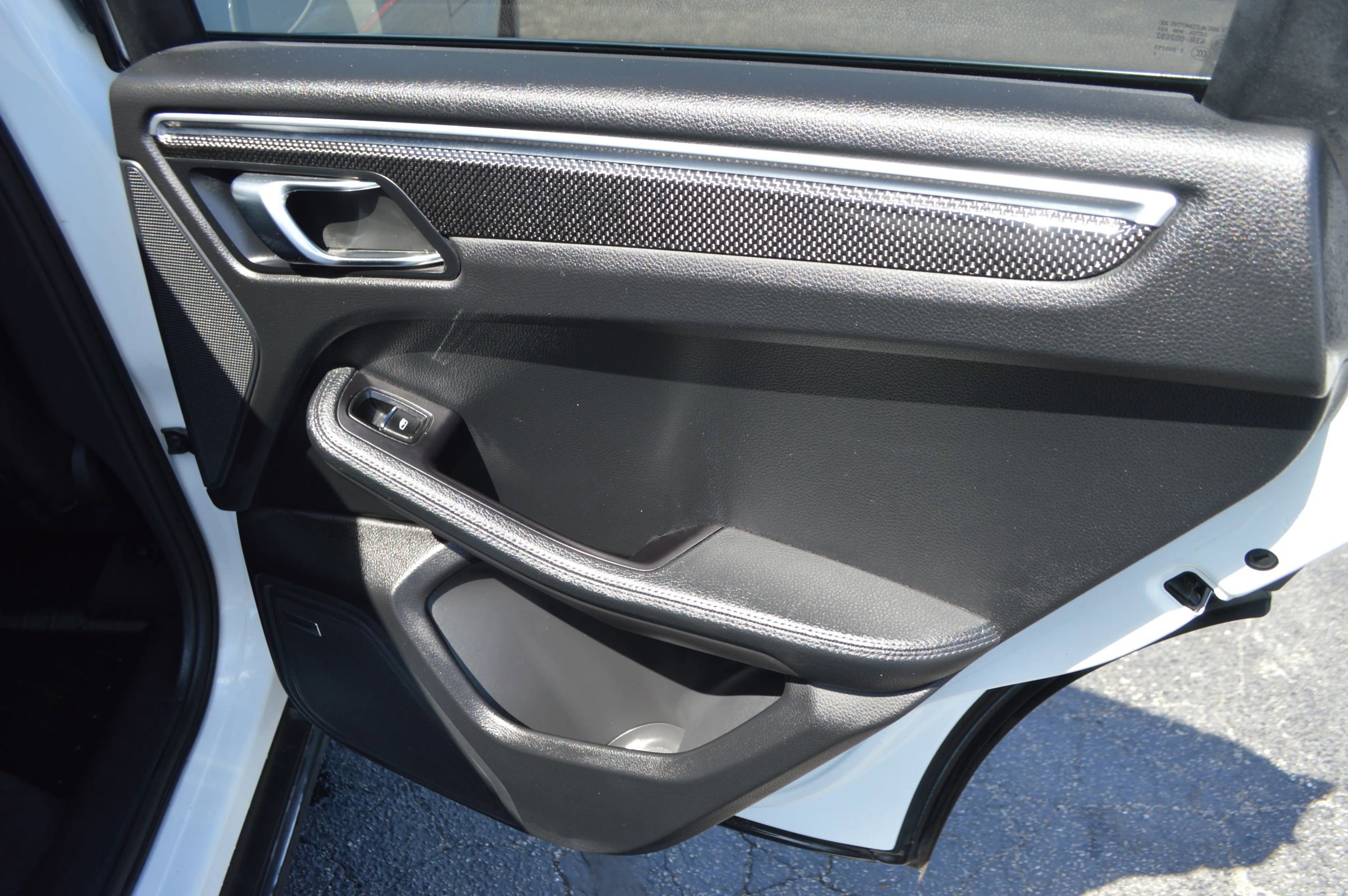 Used 2017 Porsche Macan S image 25