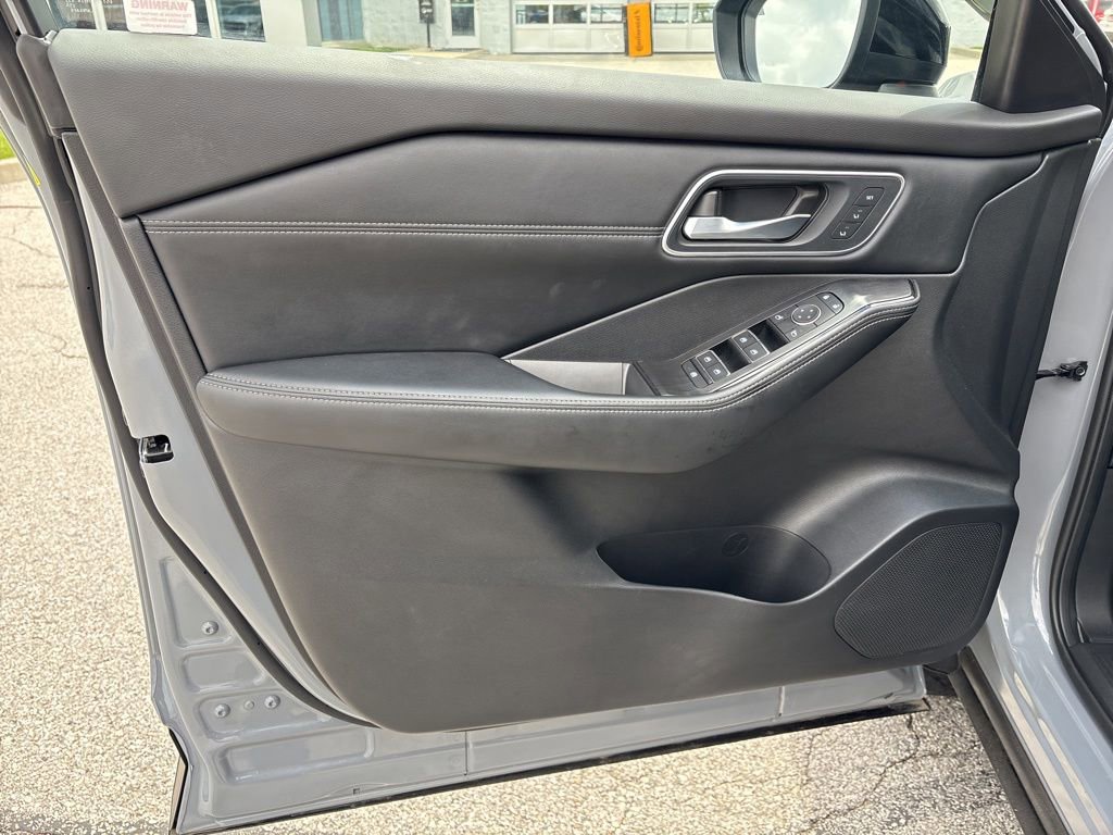 Used 2025 Nissan Rogue Platinum w/ Tech Package FWD image 8