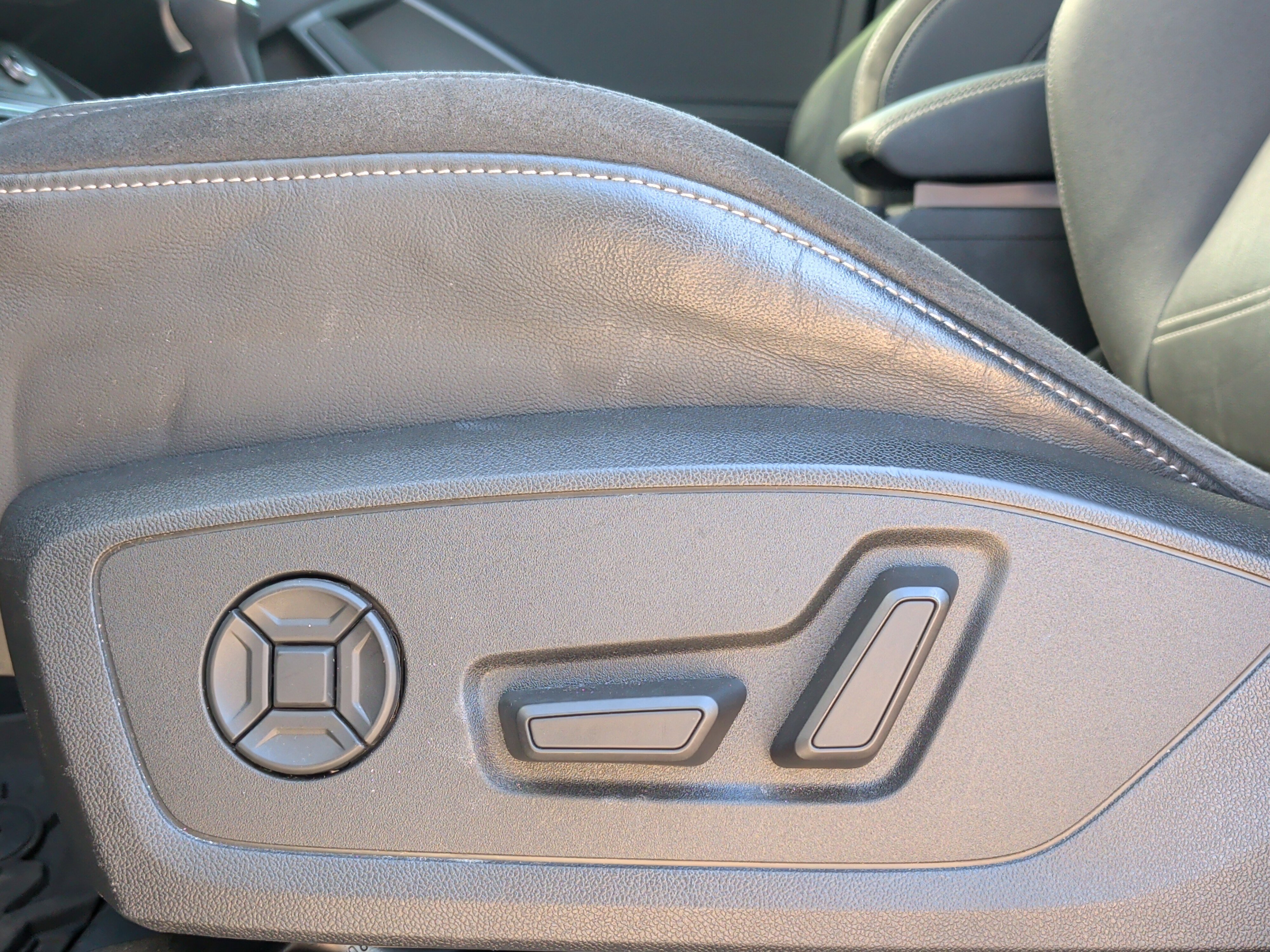 Used 2020 Audi Q3 2.0T Prestige w/ Prestige Package image 29