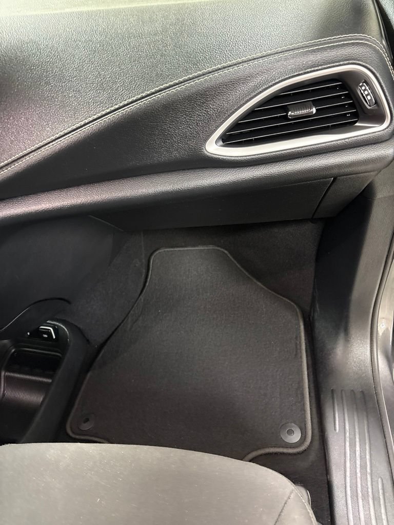 Used 2021 Chrysler Pacifica Touring w/ S Appearance Package FWD image 28