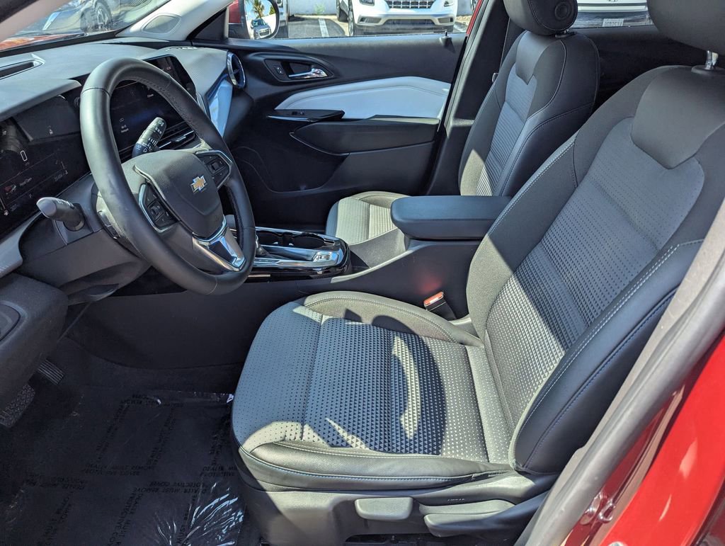 Used 2025 Chevrolet Trax LT w/ LT Convenience Package FWD image 24