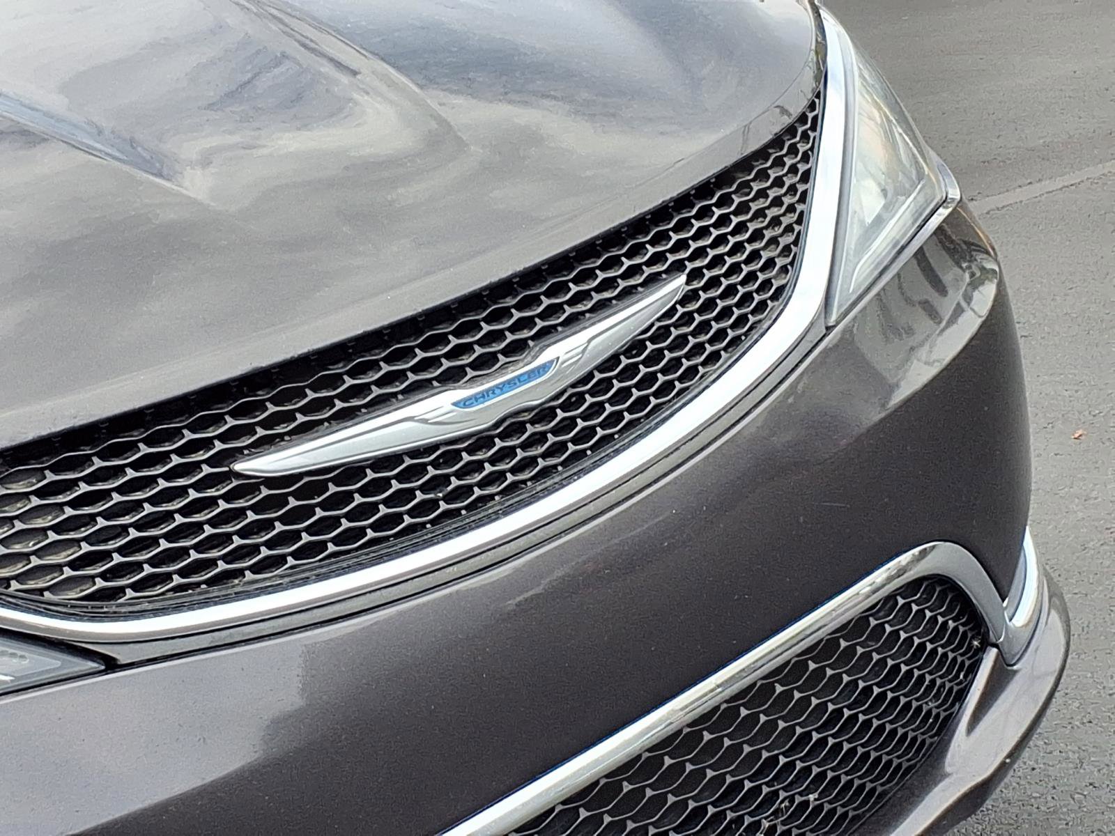 Used 2018 Chrysler Pacifica Touring-L w/ Tire & Wheel Group FWD image 32