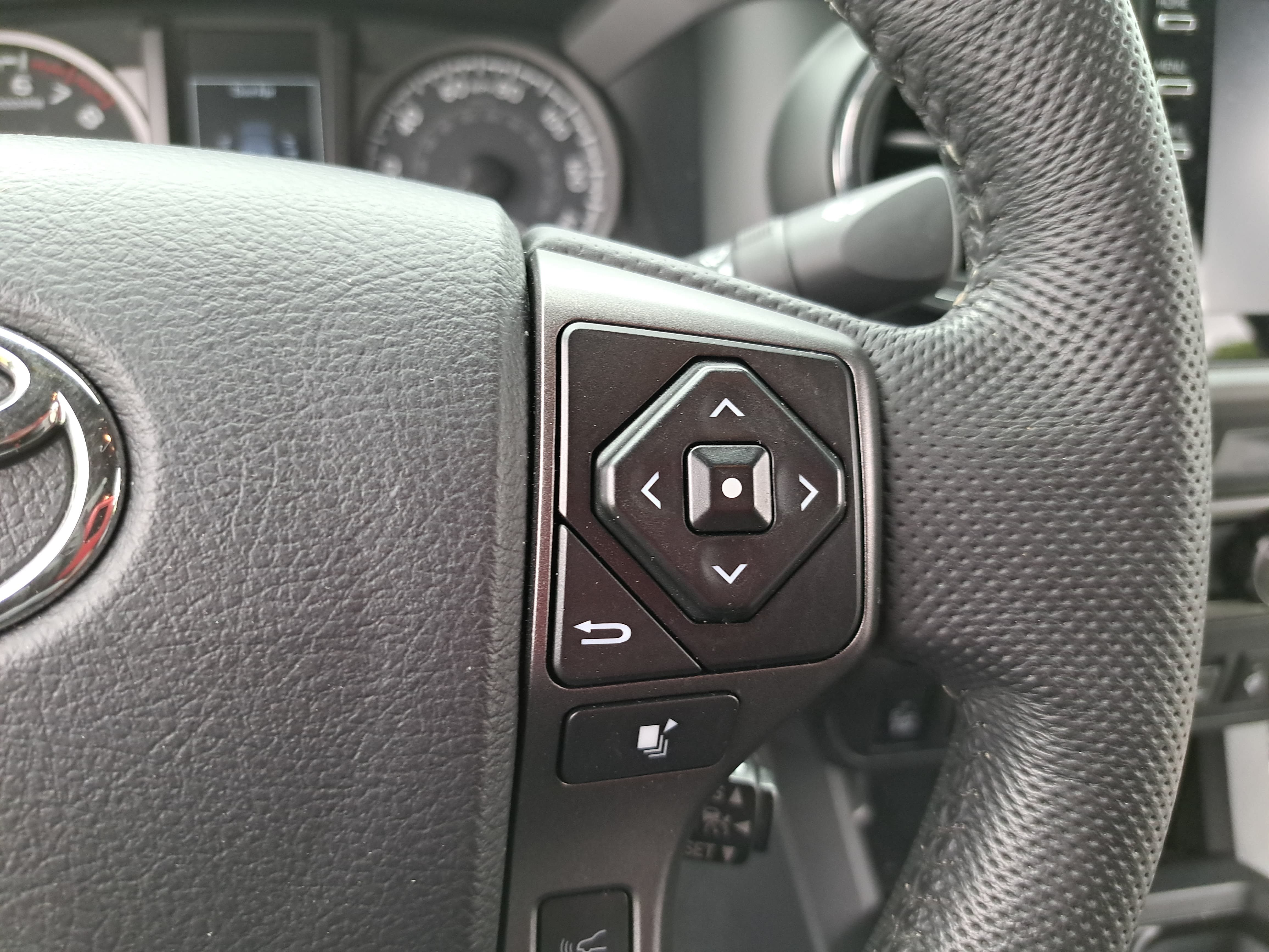 Used 2023 Toyota Tacoma TRD Off-Road w/ Technology Package AWD/4WD image 14