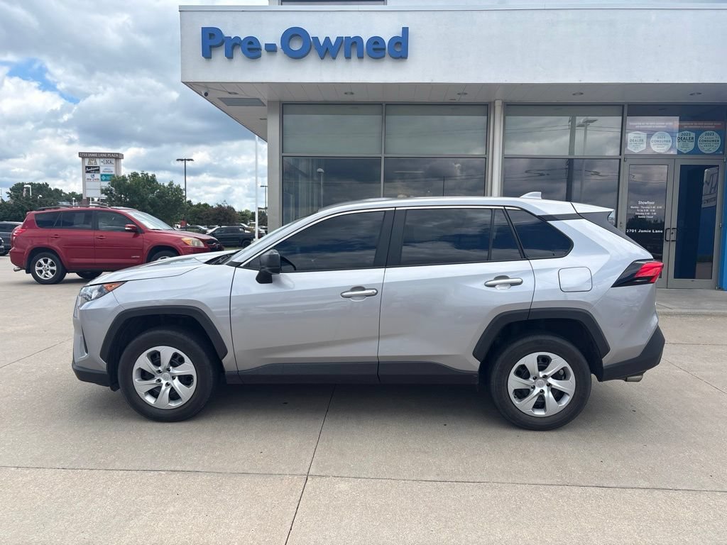 Used 2022 Toyota RAV4 LE w/ Carpet Mat Package (TMS) AWD/4WD image 8