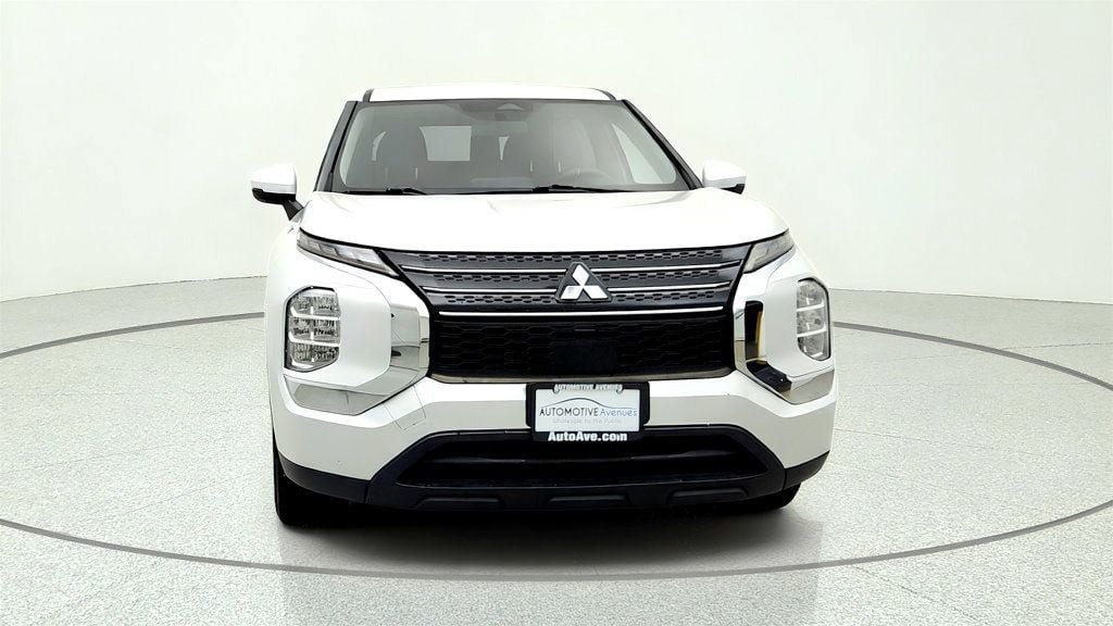 Used 2022 Mitsubishi Outlander ES FWD image 2