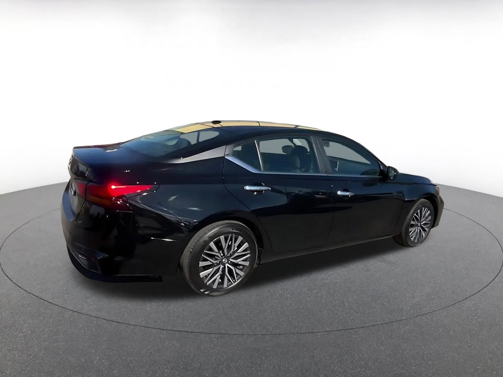 Used 2025 Nissan Altima 2.5 SV image 15