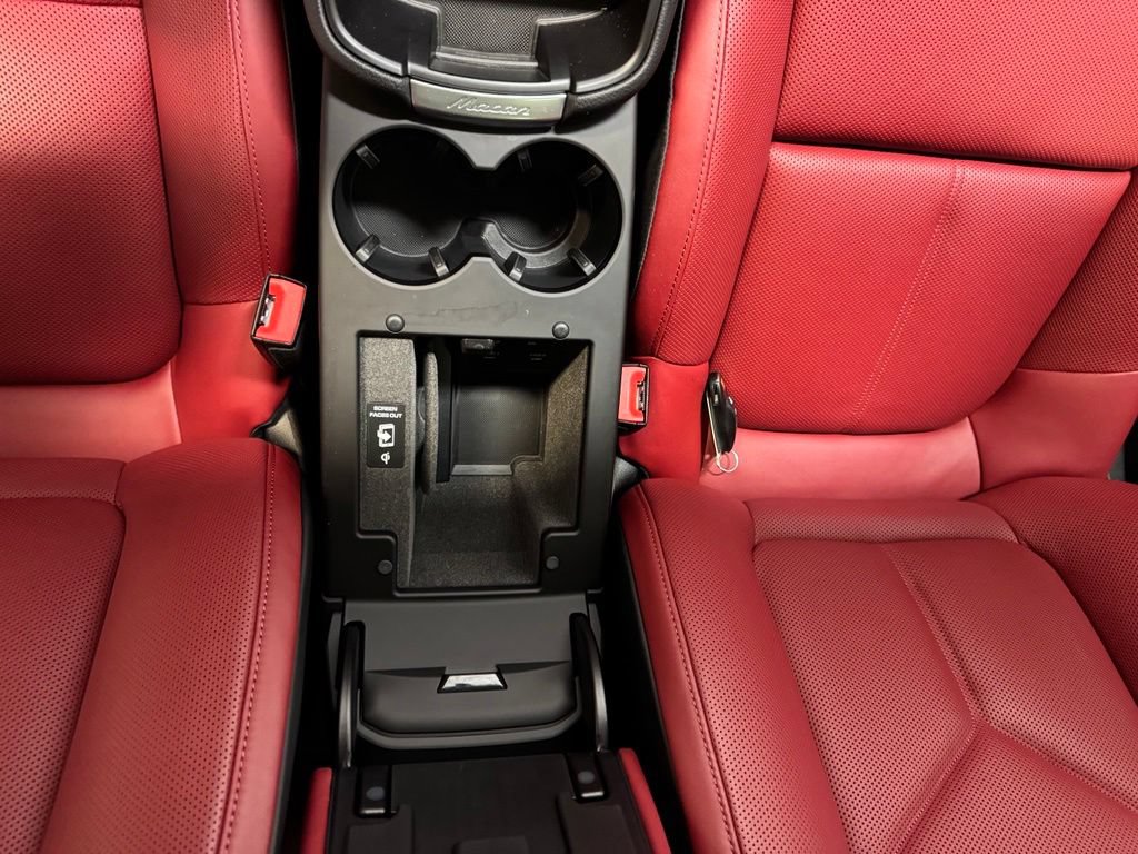 Certified 2025 Porsche Macan w/ Premium Package Plus AWD/4WD image 29