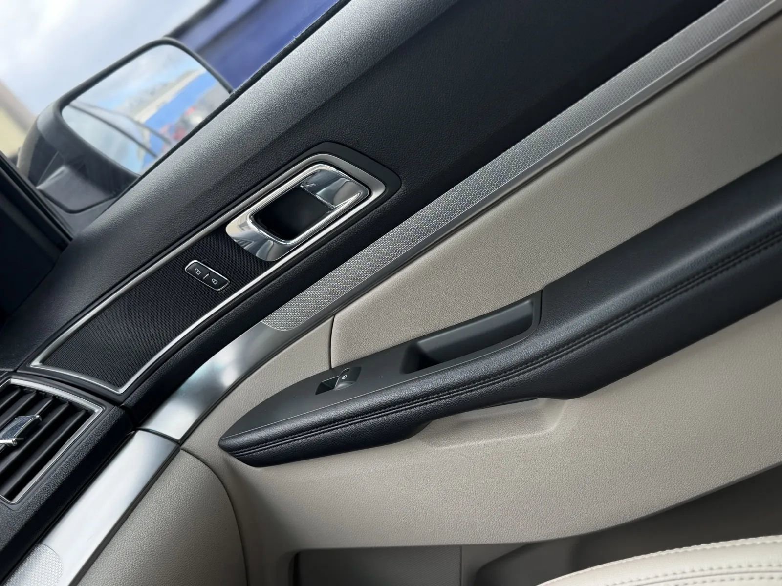 Used 2018 Ford Explorer XLT w/ Equipment Group 202A image 38