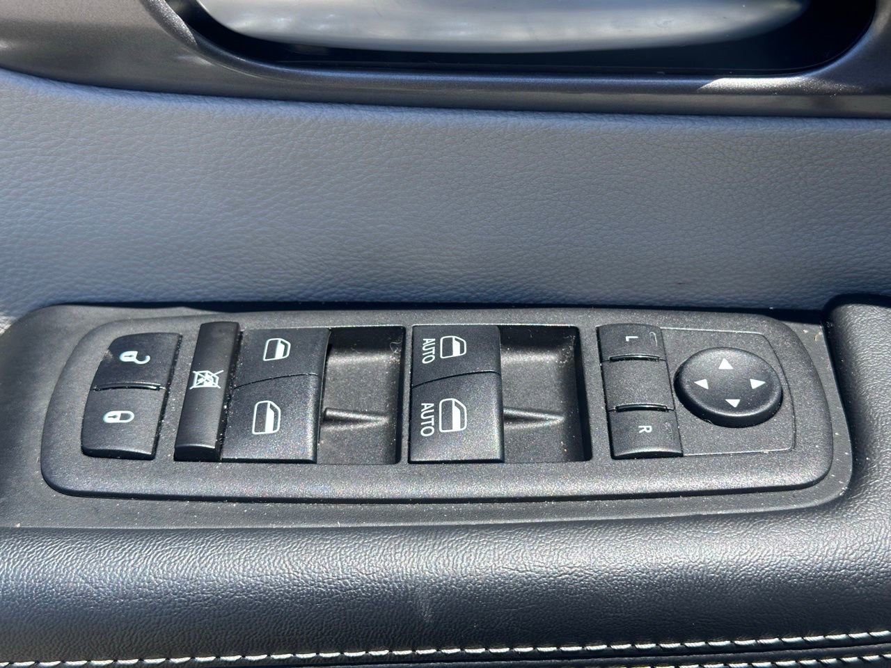 Used 2024 Chrysler Pacifica Touring-L FWD image 24