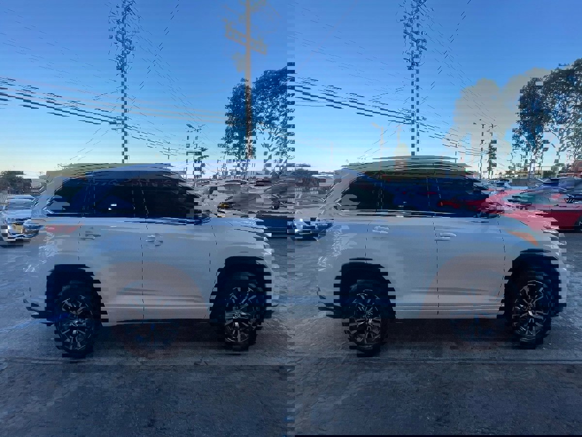 Used 2016 Toyota Highlander XLE image 4