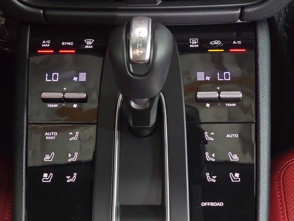 Certified 2025 Porsche Macan image 19