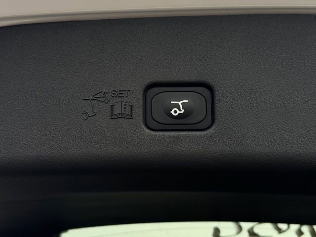 Used 2025 Lincoln Nautilus Premier image 12