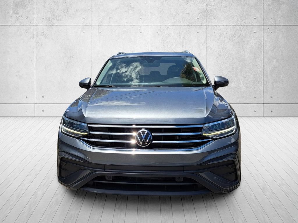 Used 2024 Volkswagen Tiguan SE w/ Panoramic Sunroof Package FWD image 2