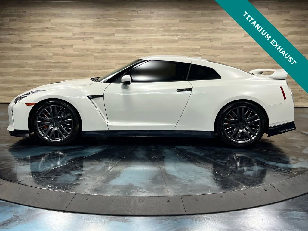 Used 2017 Nissan GT-R Premium image 24