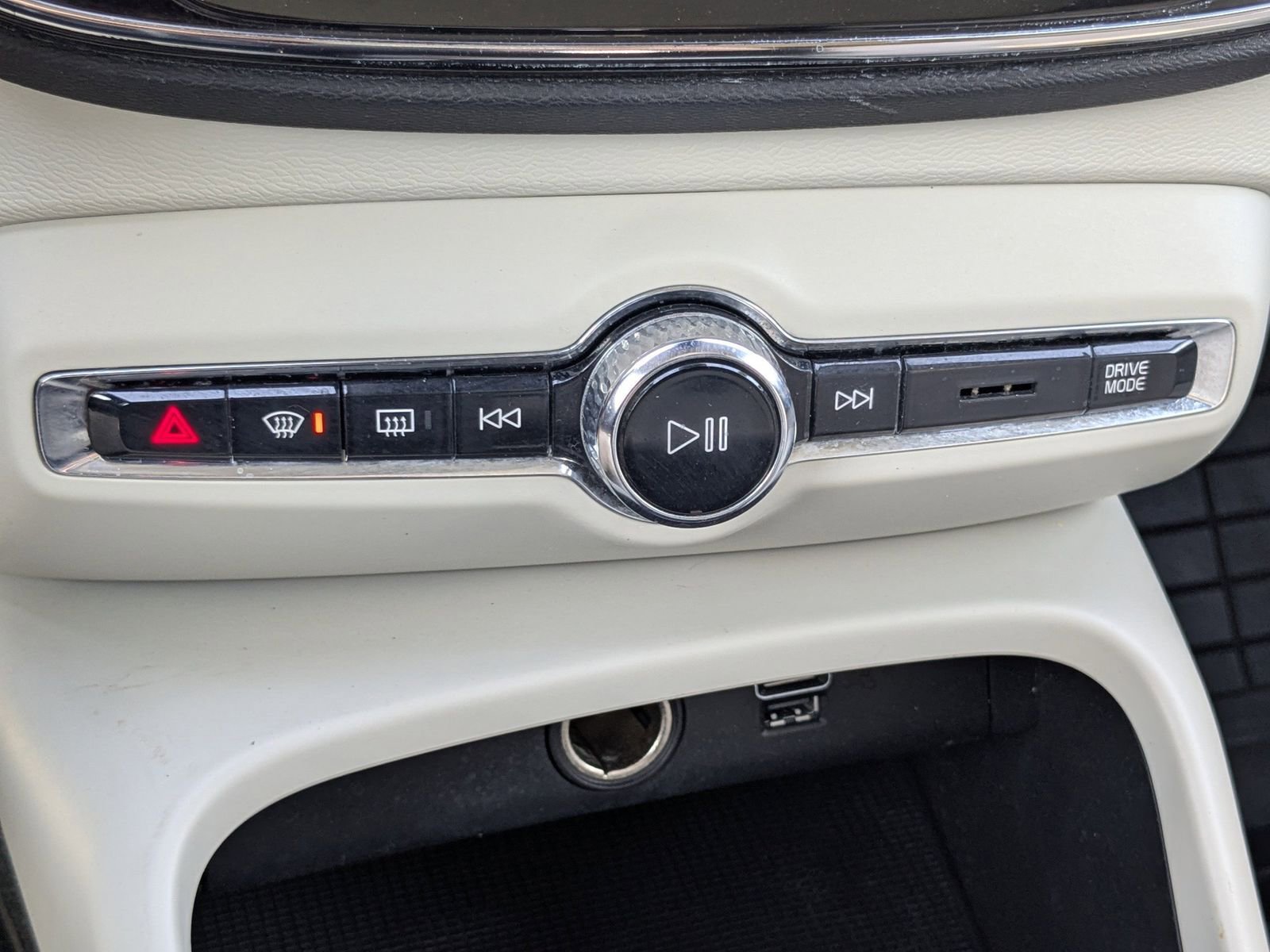 Used 2019 Volvo XC40 T5 Momentum image 24