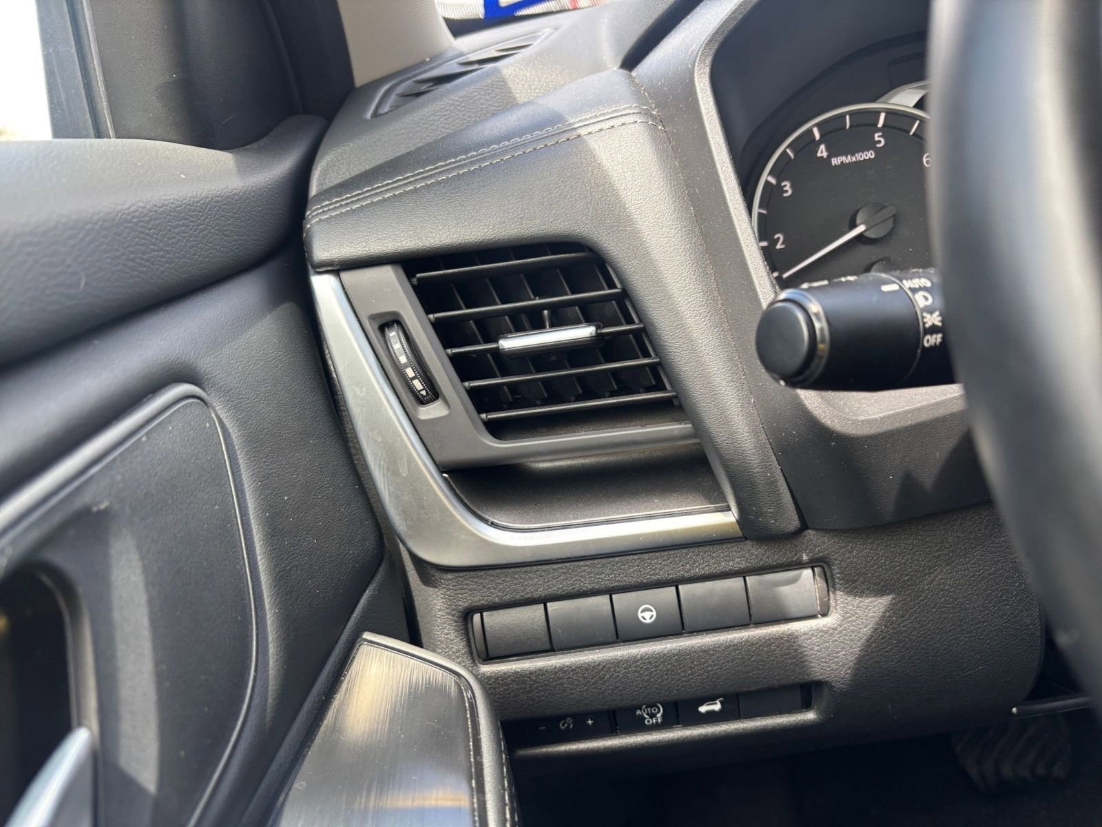 Used 2025 Nissan Rogue SV FWD image 36