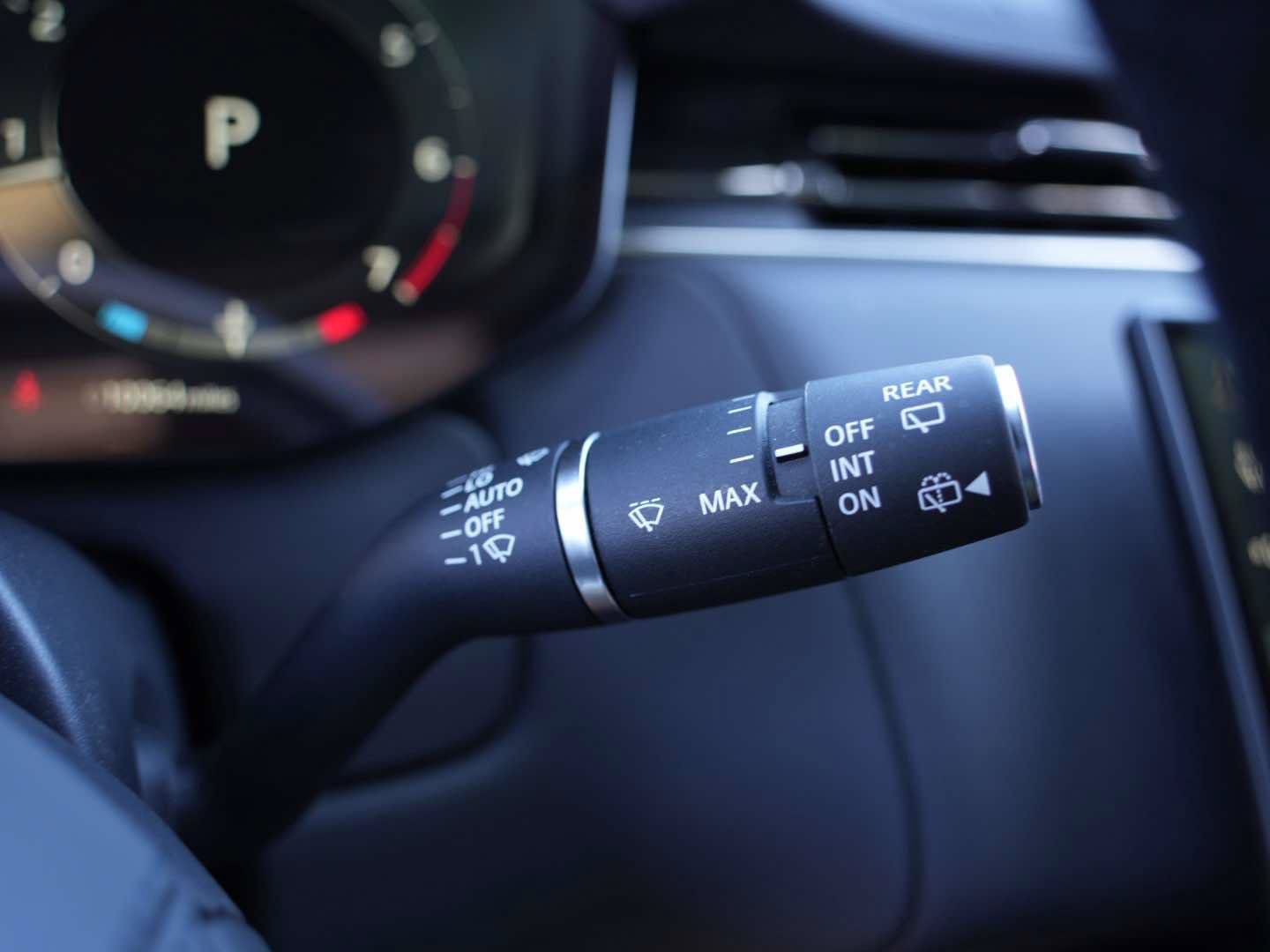 Used 2025 Land Rover Range Rover Sport SE AWD/4WD image 24