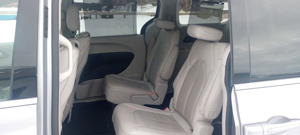 Used 2018 Chrysler Pacifica Touring-L Plus w/ Tire & Wheel Group image 16