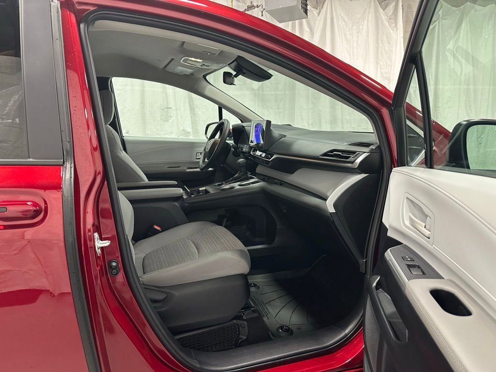 Used 2025 Toyota Sienna LE image 59