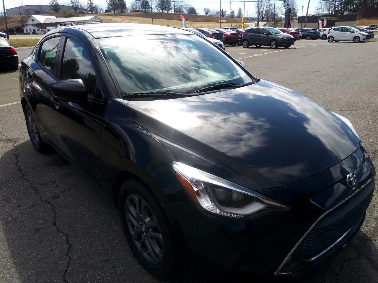 Used 2019 Toyota Yaris XLE image 2